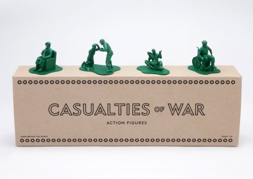 victimes de guerre, causalities of war,figurine,jeu,jouet,soldats de plastique,humour,mokarex,personnage en plastique